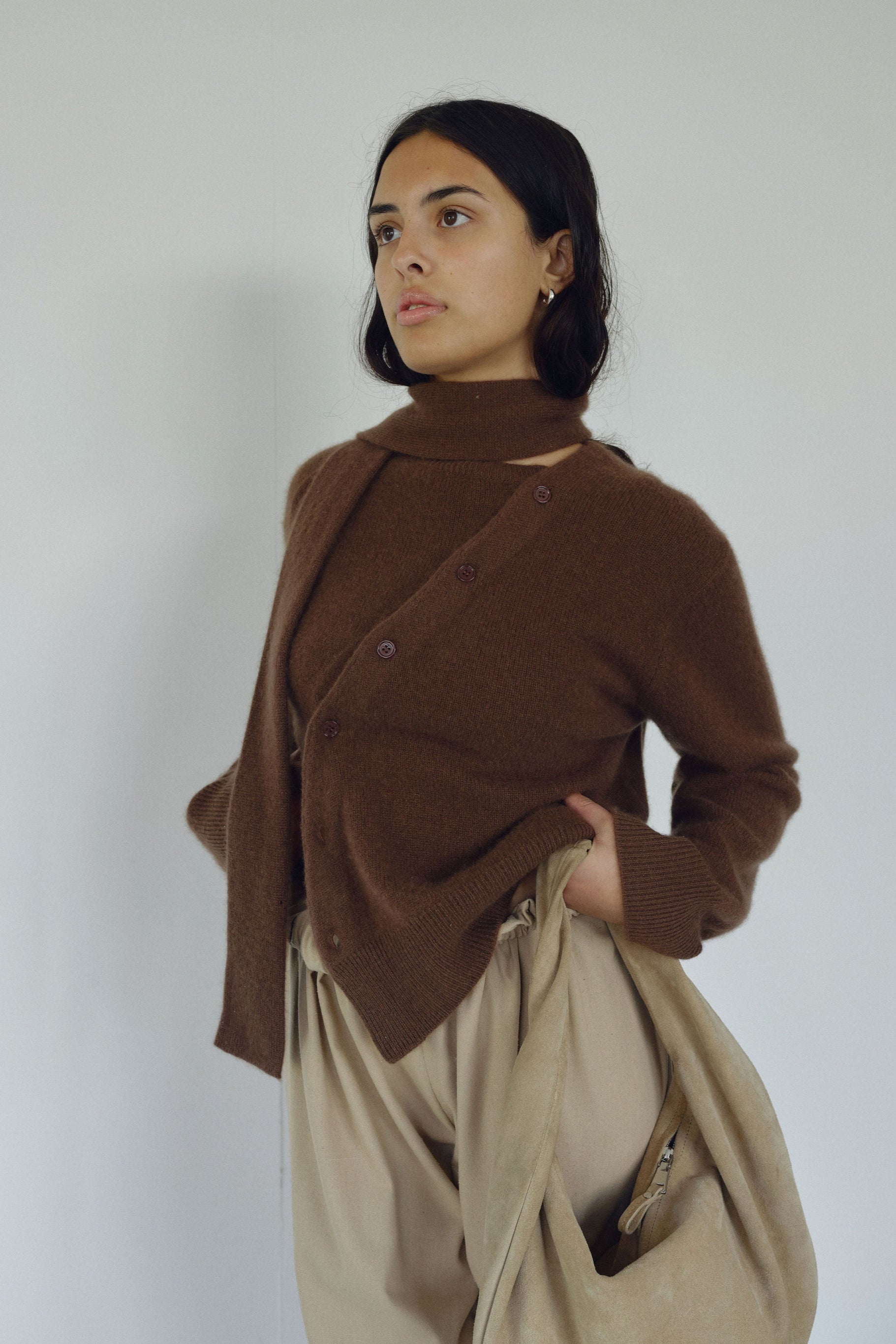 The Asymmetric Cashmere Knit, Espresso -ML (last one) – BOHÈME